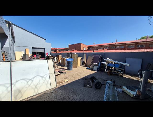 2,100M² FACTORY FOR SALE IN BOKSBURG EAST